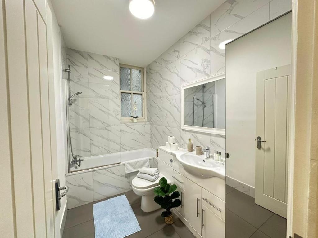 Luxury Four Bedroom Near Oxford Street Appartamento Londra
